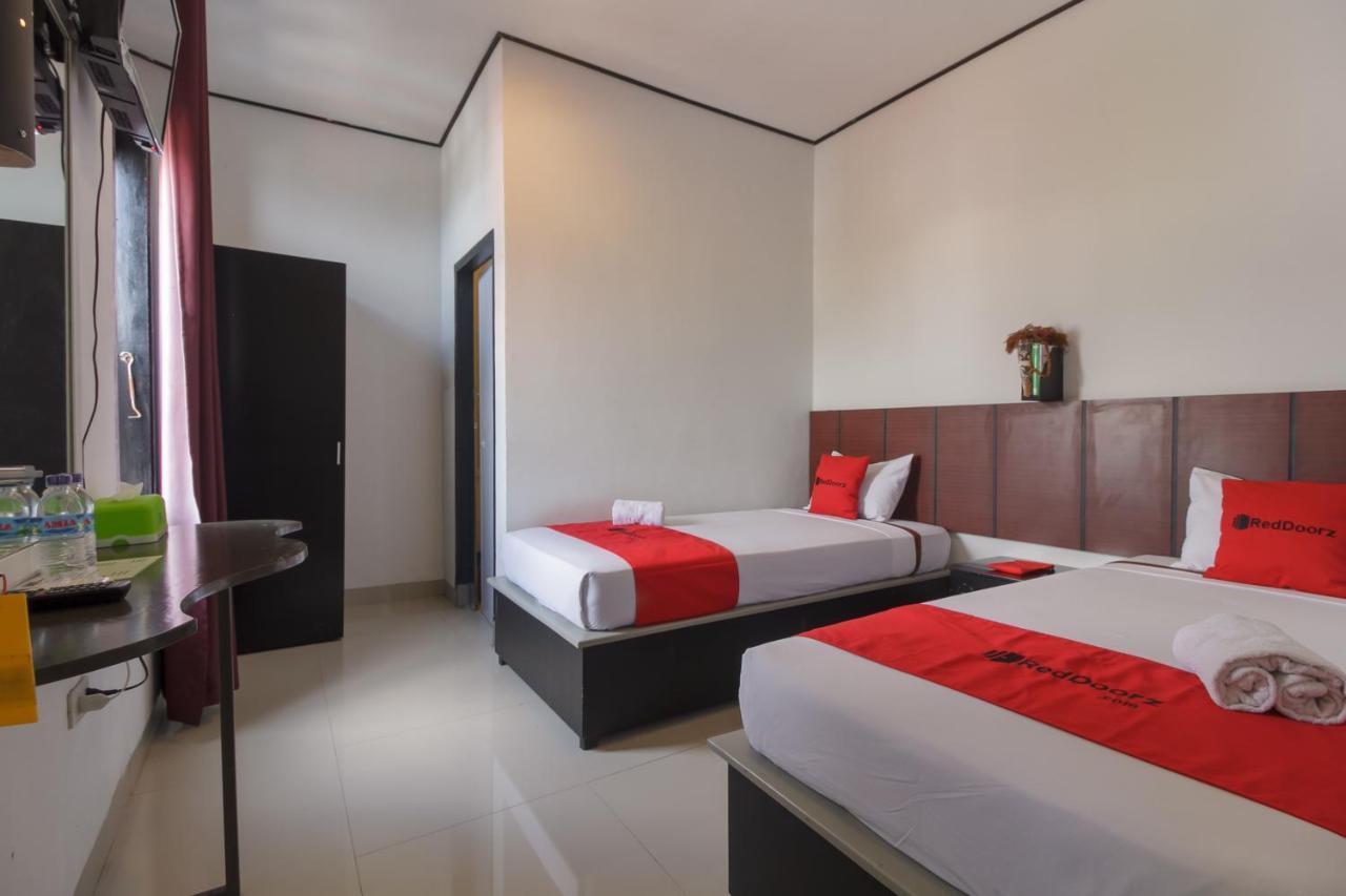 מלון Reddoorz Near Jalan Sudirman Padang מראה חיצוני תמונה